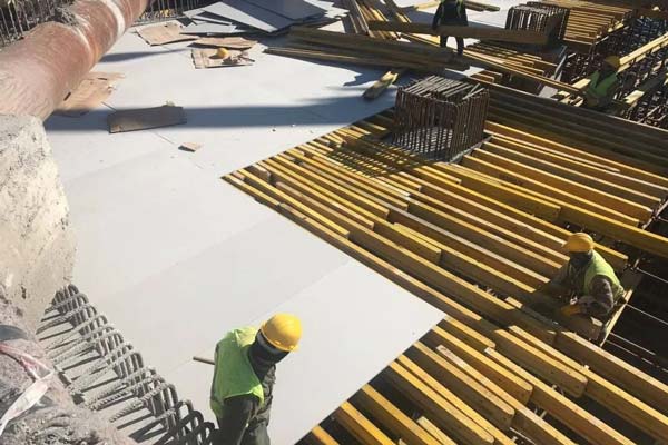 塑料(liao)中空模(mo)闆，塑料(liao)建築模(mó)闆近年(nian)來被廣(guang)泛應用(yong)于城市(shì)建築施(shi)工