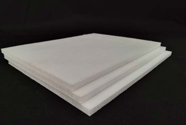 cfrt蒙皮夾(jiá)層闆取代傳統材(cai)料,是實現車輛輕(qing)量化的關鍵